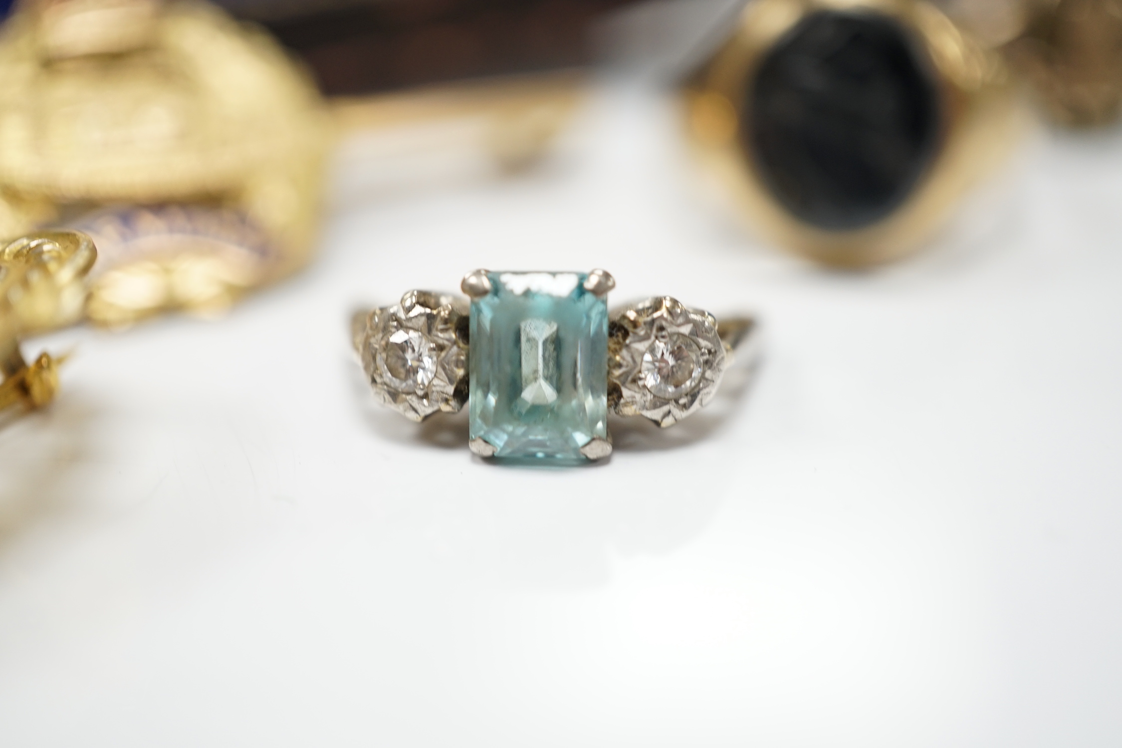 Sundry jewellery including 10k and enamel college ring, two 9ct brooches, stick pin etc.